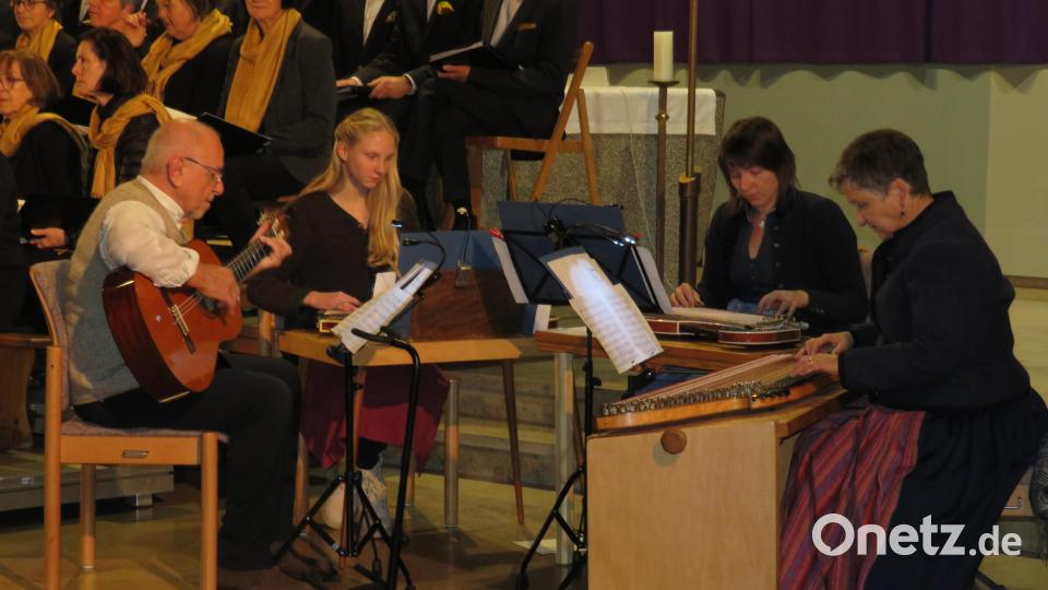 Michaela Gaach, Theresa Nacke, Nicole Presche und Ottmar Braun an der Gitarre begleiteten den Chor. Bild: adj
