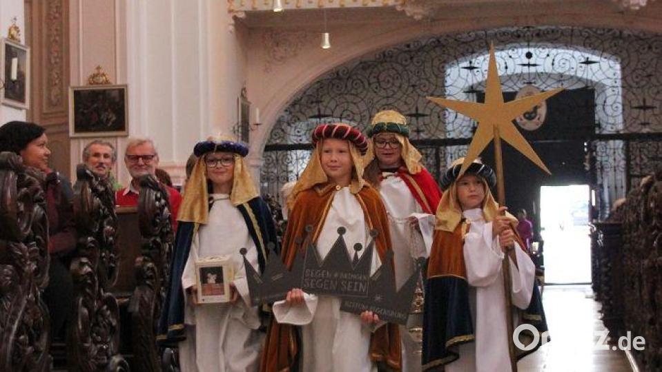 Die Sternsinger kommen zum Erntedank in der Basilika Waldsassen. Bild: Monika Demmer/exb