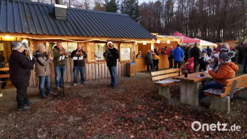 Die Blasmusiker aus Eslarn und Waidhaus stimmen die Besucher auf das Fest ein. Bild: gz