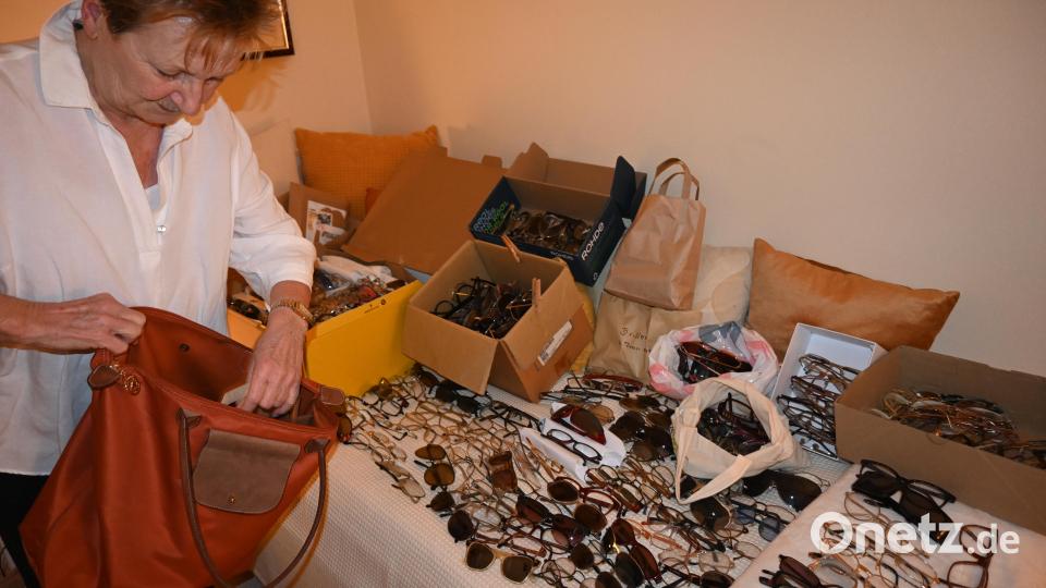 Auf dem Bett des Gästezimmers sammelt Gerti Ahne alle Spenden zusammen, die in Tüten, Schuhkartons und Taschen verpackt bei ihr abgegeben wurden. Bild: kki