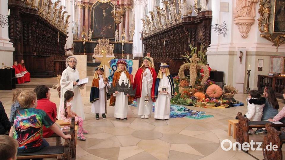 i der Erntedankfeier in der Basilika Waldsassen tauchten plötzlich Sternsinger auf. Das hatte einen besonderen Grund. Bild: Monika Demmer/exb