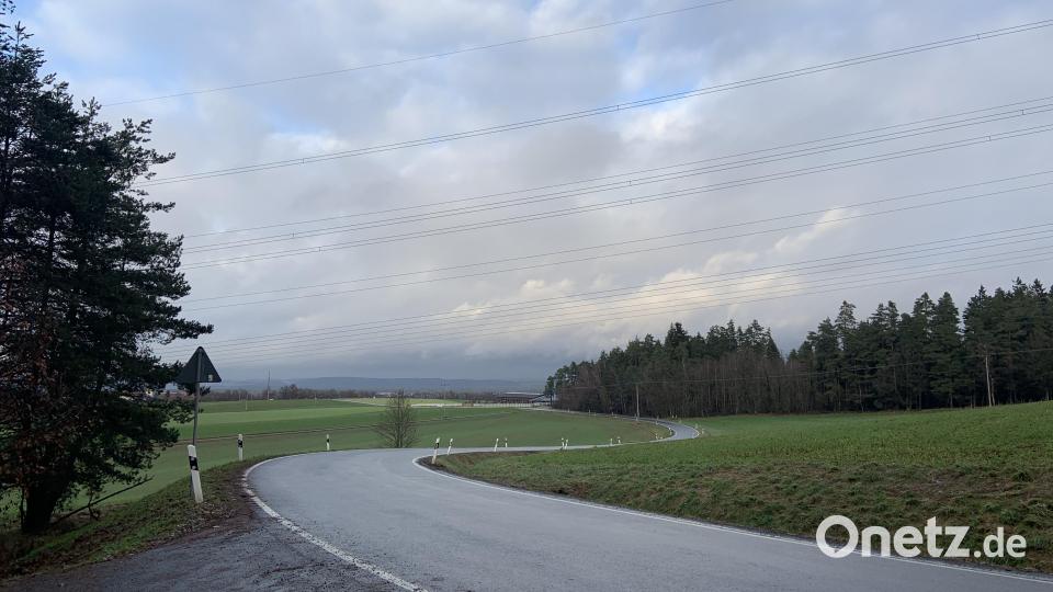 Hier stellen viele Spaziergänger kurz vor Neunkirchen bei Weiden ihr Auto ab, um in den Wald zu gehen. Hier heißt es dann: "Wolfsgebiet". Bild: Stefanie Roth