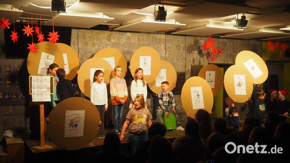 Im Lied 12 Days of Christmas zählen die Kinder Geschenke auf. Bild: stn