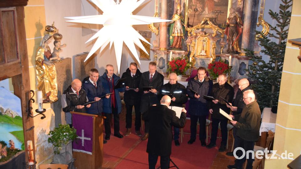 Der Männergesangverein Edelweiß unter der Leitung von Wolfgang Prasse sang adventliche Lieder in der Laurentiuskirche. Bild: wku