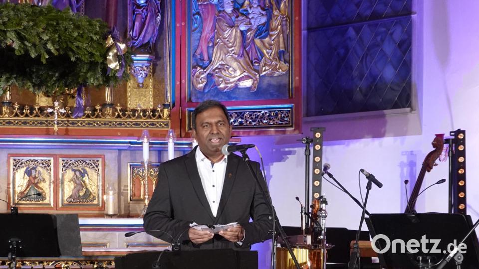 Mit einem kräftigen &quot;Habedere&quot; begrüßte Pfarrer Dr. Donald Michael Adaikalam die Besucher in der vollen Herz-Jesu-Kirche. Bild: gac