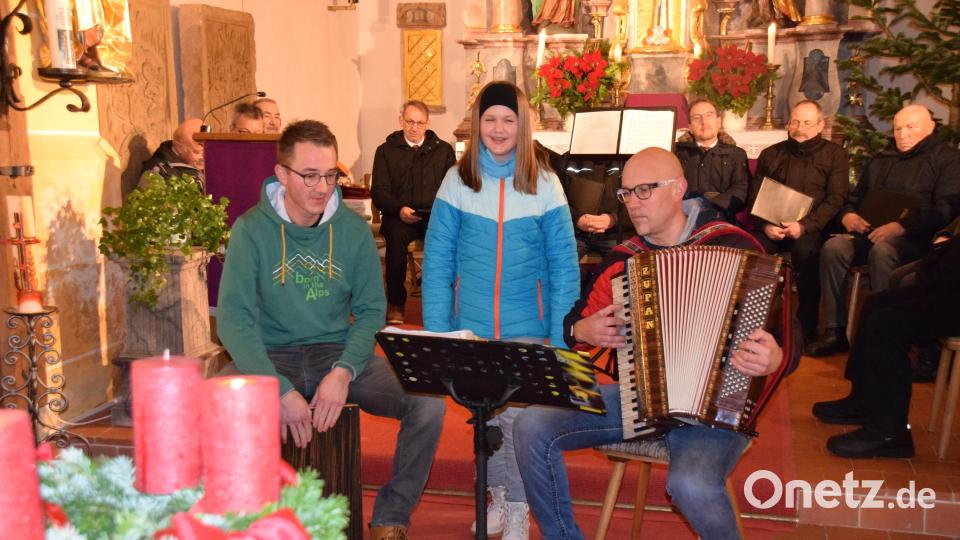 Kevin, Franzi und Peter Kraus ernteten für ihr Lied &quot;Weihnachten miteinander&quot; viel Applaus. Bild: wku