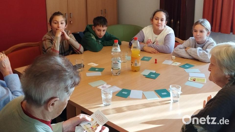 Beim gemeinsamen Basteln, Lesen und Spielen lernten sich Senioren und Schüler gegenseitig kennen. Bild: Katharina Scherl/exb