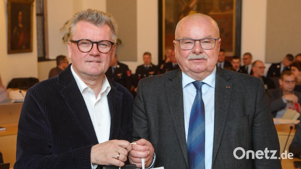Hans-Jürgen Reitzenstein (rechts) bei seiner Verabschiedung mit Bürgermeister Michael Göth. Bild: Wolfgang Steinbacher