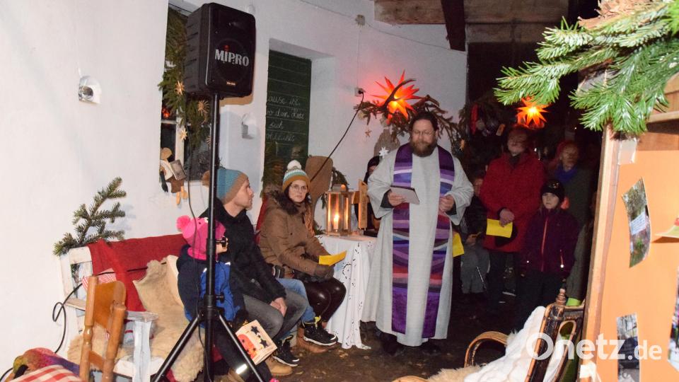 In einem ungewohnten Ambiente hält Diakon Bernd Deyerl seine Adventsandacht im Stadel einer noch erhaltenen alten Wagnerei in Königstein. Bild: wku
