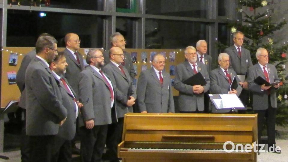Der Gastgeber des Adventssingens: Die Mitglieder des Männergesangvereins Neusorg eröffneten das Adventssingen. Bild: MGV Neusorg, exa