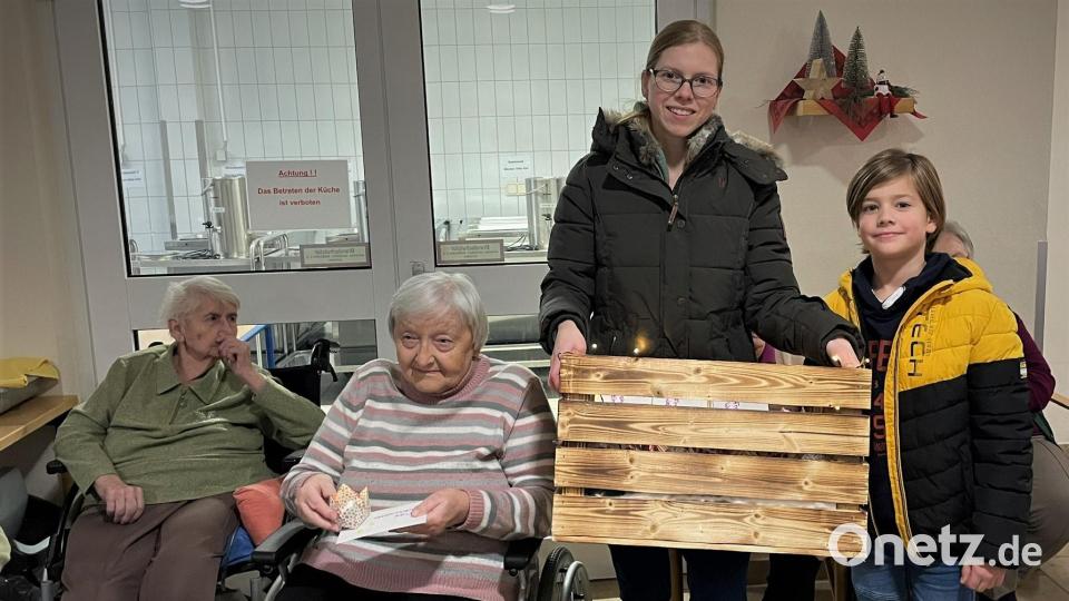 Um den Bewohnern persönliche Weihnachtsgrüße zu übermitteln und ihnen auf diese Weise etwas von ihrer Zeit zu schenken, waren Daniel Altmann (9) und seine Mutter Corinna auch in diesem Jahr in das Marienheim Amberg gekommen. Bild: Susanne Schwab