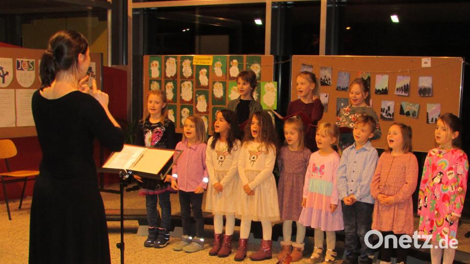 Chorleiterin Julia Daubner mit den Kinderchor. Bild: exa
