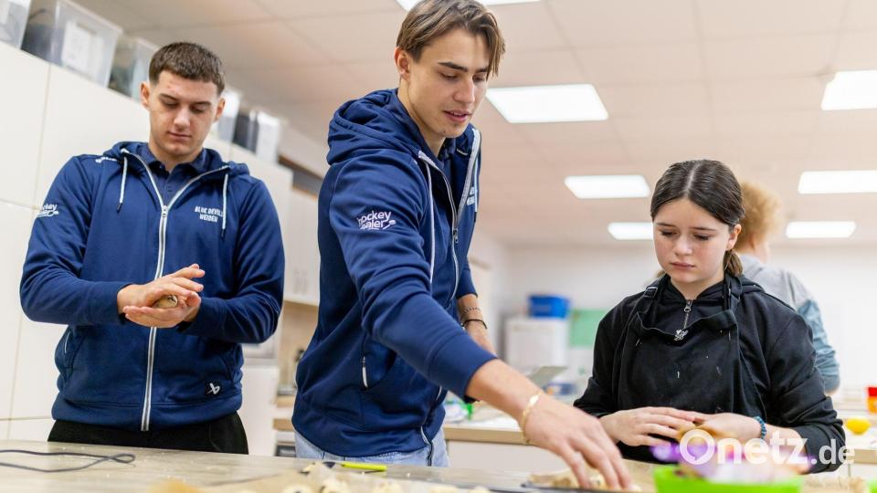 In der Schulküche entsteht beim Plätzchenbacken ein Video. Bild: Tobias Neubert/exb