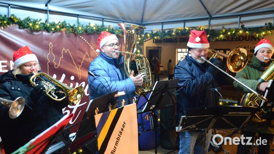 Die Neustädter Turmbläser spielen auf dem Christkindlmarkt in Weiden. Bild: Kunz