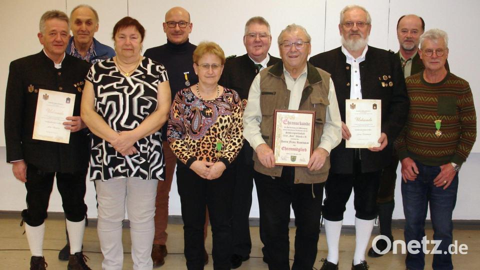 Die Jahresmeister und Geehrten (von links):Fritz Seegerer, Max Würfl, Claudia Specht, Josef Singer, Lydia Schmer, Gauehrenschützenmeister 						Wolfgang Moll, Franz Hasenstab, Georg Pickelmann, Gauschützenmeister Werner Wendl und Alfred Hertl. Bild: smr