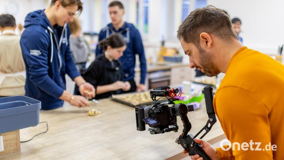In der Schulküche entsteht beim Plätzchenbacken ein Video. Bild: Tobias Neubert/exb