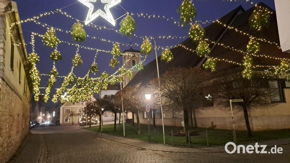 Erstmals gibt es im Ortszentrum von Schmidmühlen einen Lichter- und Sternenhimmel. Bild: pop