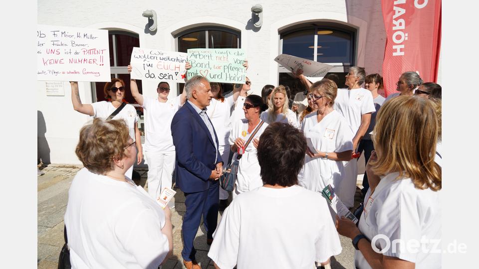 Unter dem Motto &quot;Stoppt das Krankenhaussterben&quot; hat die Deutsche Krankenhausgesellschaft zu einem Aktionstag aufgerufen. Mitarbeiter des Kemnather Krankenhauses informierten auf dem Kemnather Stadtplatz. Archivbild: kaz
