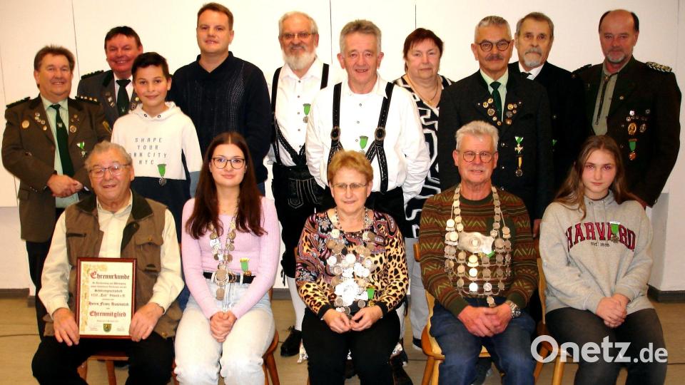 Die neuen Würdenträger der Schützengesellschaft Tell Vilseck: Ehrenmitglied Franz Hasenstab, Jugendkönigin Vanessa Hasler, Schützenliesl Lydia Schmer, Schützenkönig Alfred Hertl, 1. Jugendritterin Lilly Stubenvoll (vorne von links), Alfred Forster von Eichenlaub Sorghof, Karl-Heinz Schöpf von Bergschütz Gressenwöhr, 2. Jugend- 
ritter Michael Hasler, Stadtrat Jonas Dittrich, 
die Ritter Georg Pickelmann und Fritz Seegerer, 2. Zofe Claudia Specht, Günter Heidl von Edelweiß Hirschau, Schützenmeister Georg Schmer und Gauschützenmeister Werner Wendl. Bild: smr