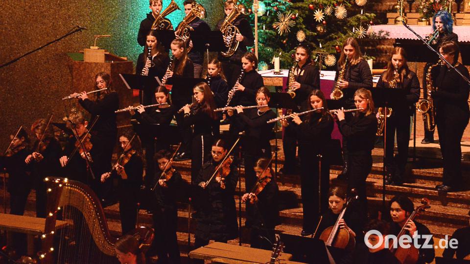 Das Orchester startete das Weihnachtskonzert mit &quot;A Holly Jolly Christmas&quot;. Bild: Kunz