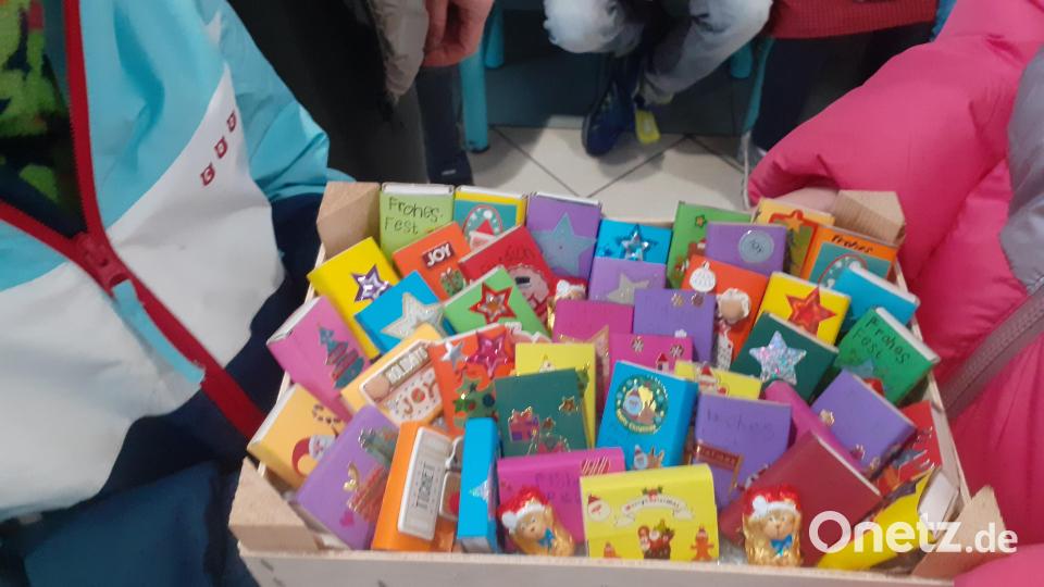 Die liebevoll gestalteten Geschenke der Grundschüler motivieren die Realschüler zur Ausgestaltung und zum Weiterverschenken an Weihnachten Bild: Maria Busch/exb