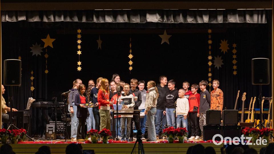 Die Mitwirkenden auf der Bühne glänzen mit ihren Auftritten. Bild: Foto-AG der Lobkowitz-Realschule/exb