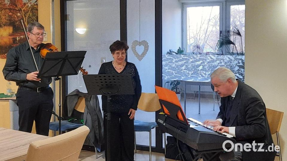 Winfried Siller, Hildegard Zoltziar und Andreas Kunz (von links) haben den Gästen im Hospiz Sankt Felix eine musikalische Freude gemacht. Bild: Carmen Marterer/exb