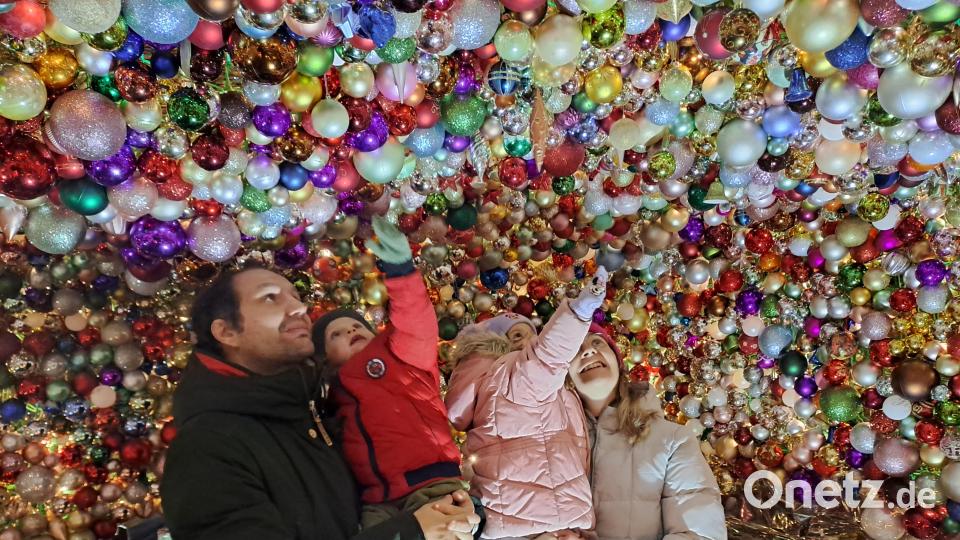 Die Christbaumkugelhütte ist ein echtes Erlebnis für die ganze Familie. Bild: pop