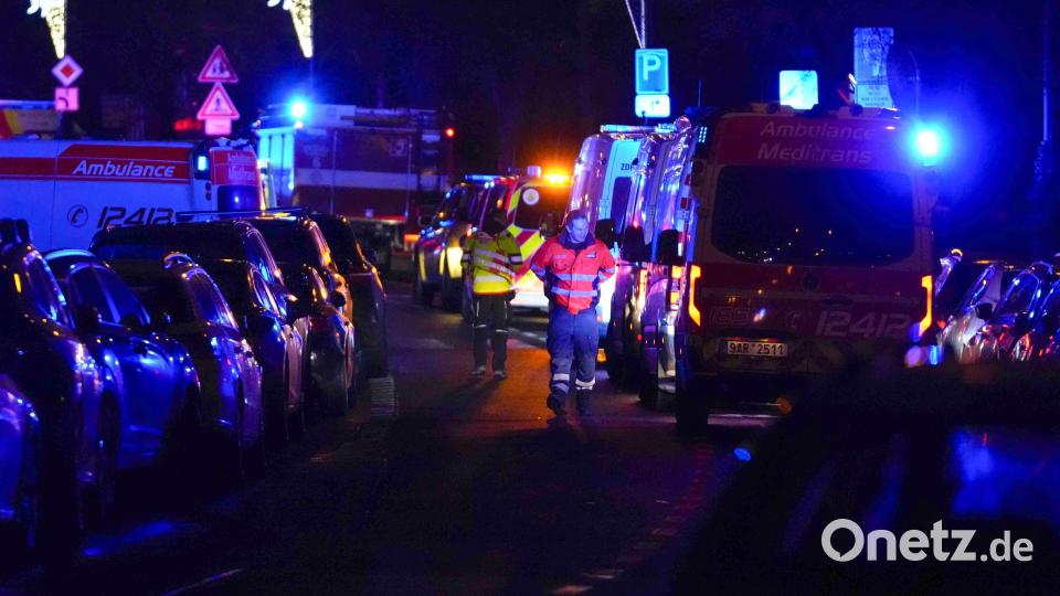 Sanitäter warten in der Nähe des Gebäudes der Philosophischen Fakultät der Karls-Universität. Bild: Petr David Josek /dpa