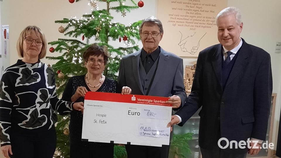 Einen Scheck von 802 Euro hatten die drei Musiker auch noch dabei. Den überreichten sie Susanne Wagner (links), der Hospizleiterin. Bild: Carmen Marterer/exb