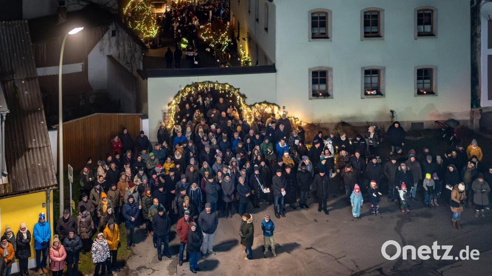 Viele Besucher kamen zur Dorfweihnacht in Beidl. Bild: Karl Dietz/exb