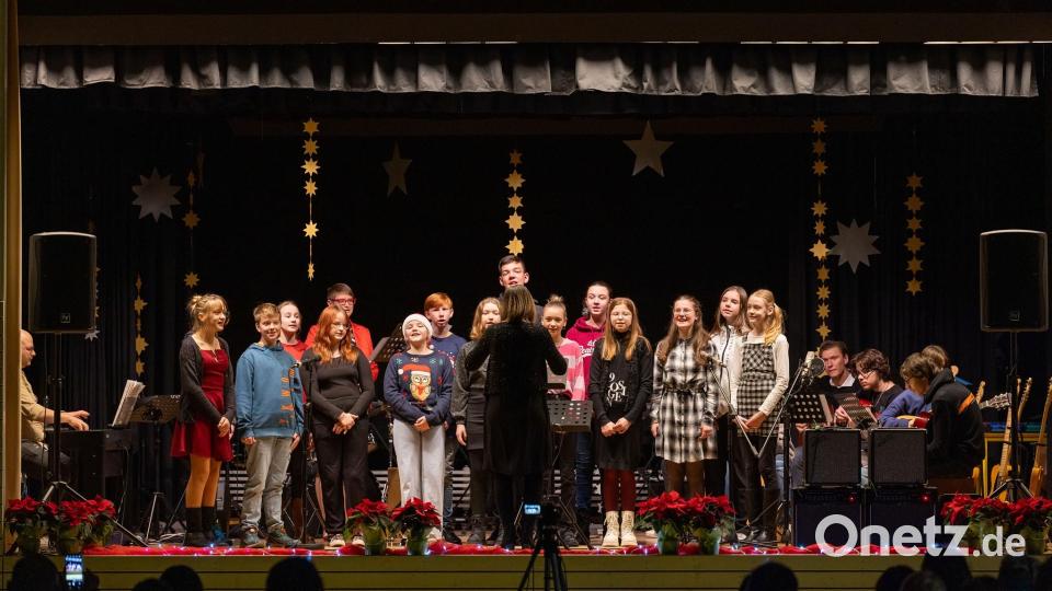 Die Profilklassen Musik und Tanz, die Bandklasse, Talentgruppen, der Schulchor, alle fünften Klassen und verschiedene Solisten brachten ein buntes Weihnachtsrepertoire auf die Bühne. Bild: Foto-AG der Lobkowitz-Realschule/exb