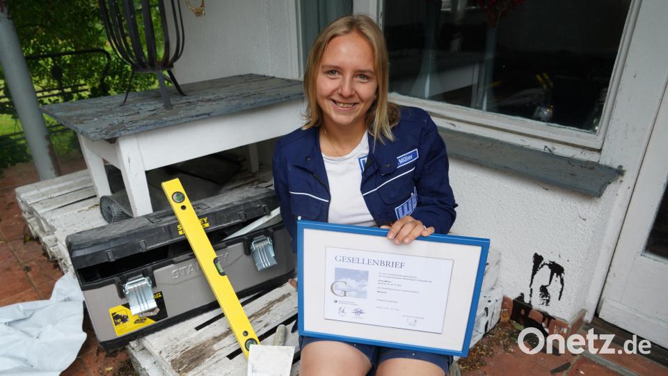 Anna Müller aus Oberwappenöst hat in diesem Jahr ihrer Ausbildung zur Maurerin abgeschlossen - als einzige Frau. Nun hält sie ihren Gesellenbrief in den Händen. Archivbild: kaz