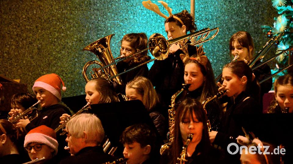 Die Bläserklassen der 5. und 6. Jahrgangsstufe spielen &quot;Rudolph, the Red-Nosed Reindeer&quot;. Bild: Kunz