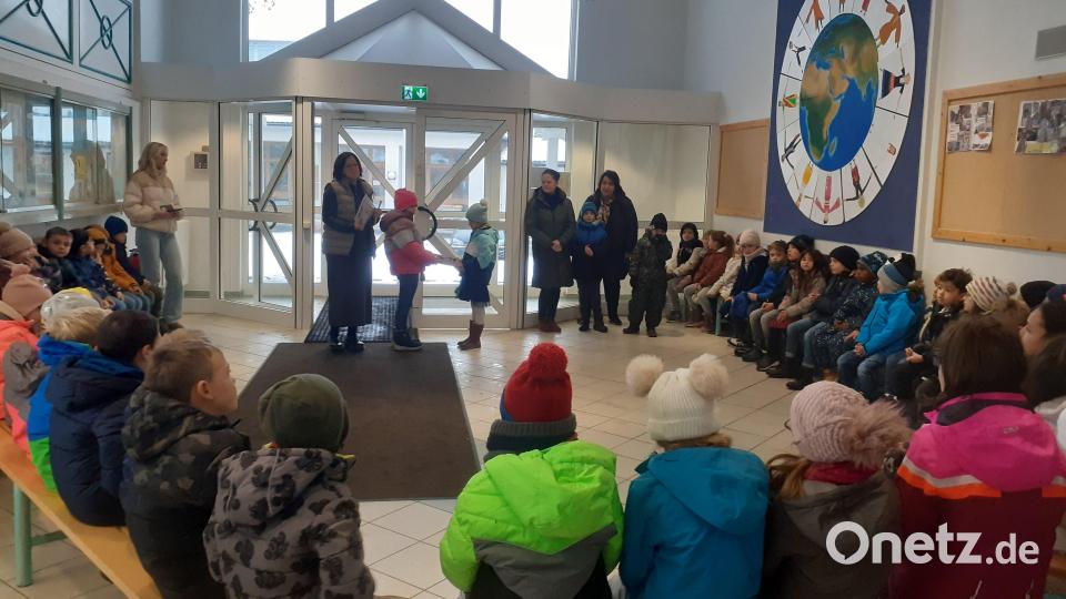 Im Eingangsbereich des Nebengebäudes der Realschule hatten sich die Grundschulkinder mit den Realschülern versammelt. Bild: Maria Busch/exb