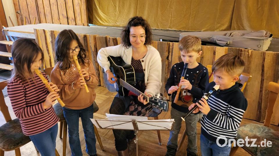 Julia Deggeller (mi) begleitete mit ihrer Gitarre ihre jungen Flötenschüler ,Lea, Lara, Paul und Noah. Bild: mma