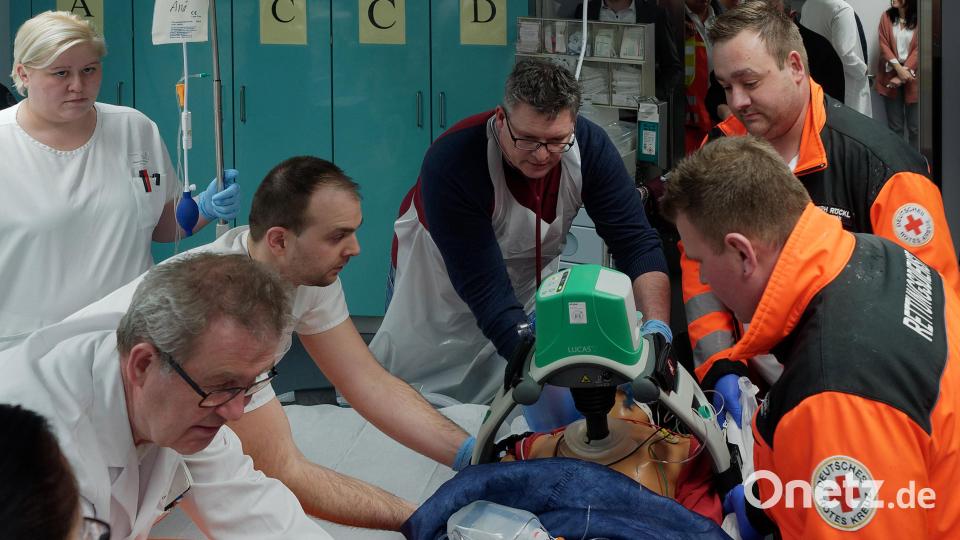 Bei der Reanimation sind viele Fachleute gefragt. Die Puppe auf dem Tisch konnte ins Leben zurückgeholt werden. Bild: tr
