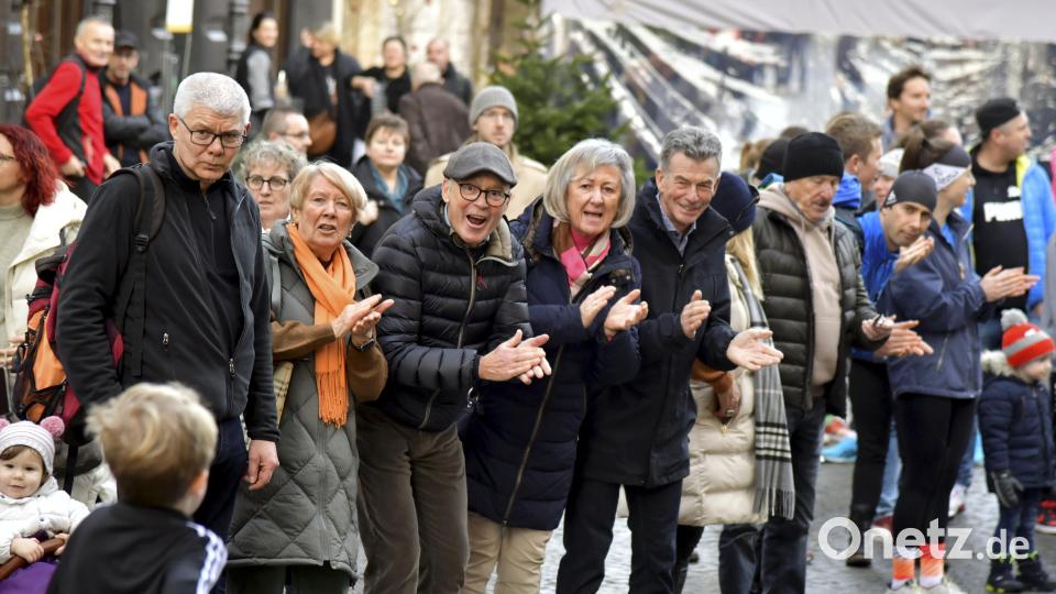 Eltern und Großeltern waren am Marktplatz kräftig am Anfeuern, als die Kleinen in den Zielbereich liefen. Bild: Hubert Ziegler