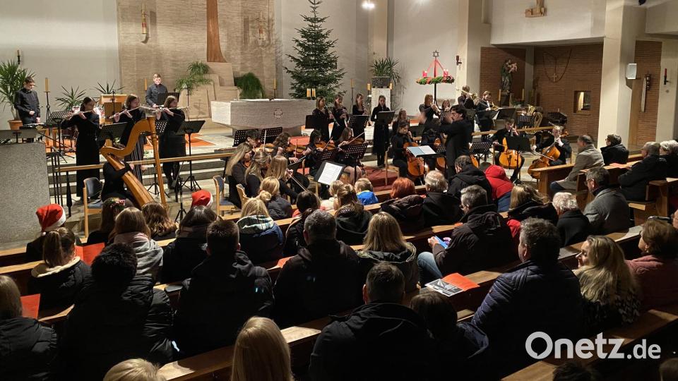 Mit einem gemeinsamen gesungenen &quot;O du fröhliche&quot;, begleitet vom Symphonieorchester, endete das Weihnachtskonzert des Johann-Andreas-Schmeller-Gymnasiums Nabburg. Bild: aub