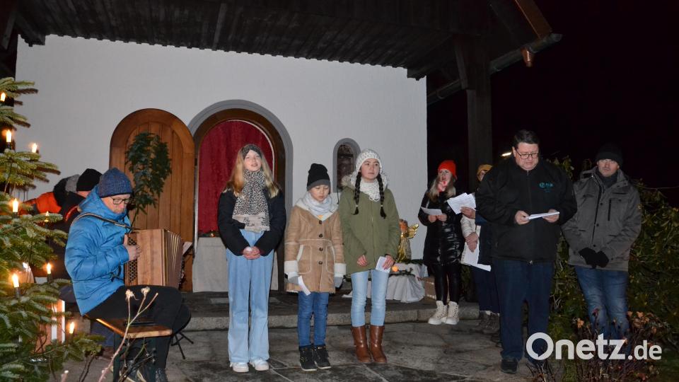 Das zweite und letzte Adventsfenster beziehunsgweise -tür wurde an der Kapelle der Ortschaft Rückersrieth, der Pfarrei Moosbach, geöffnet. Bild: gi