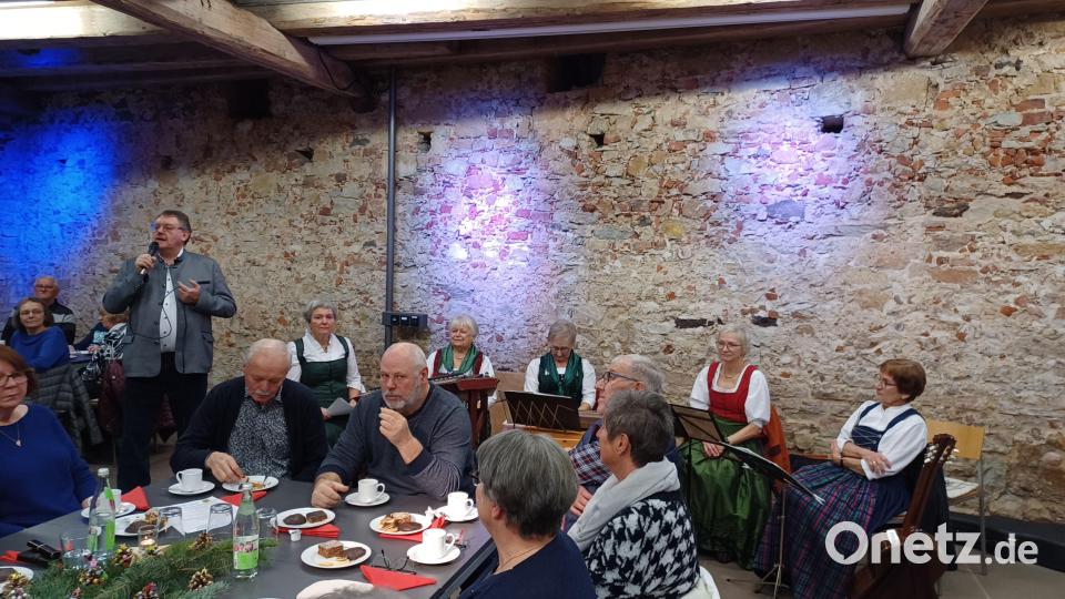 Bürgermeister Hans-Martin Schertl begrüßte die vielen Gäste zur Senioren Weihnachtsfeier auf Burg Dagestein. Bild: Stefanie Gradl