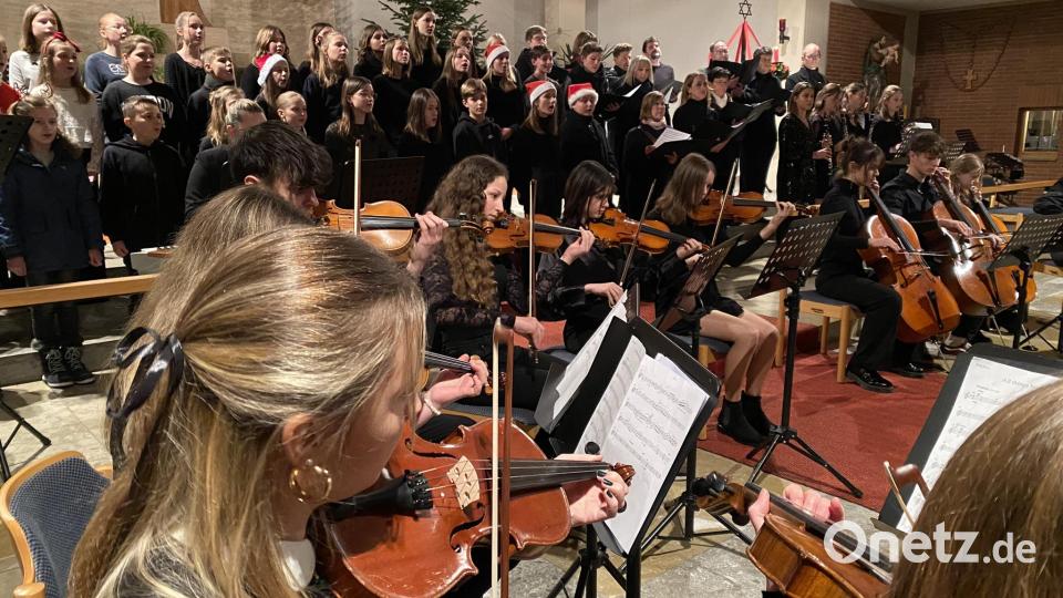 Gemeinsam mit dem Unterstufenchor brachten der Lehrerchor und das Kammerorchester musikalisch Licht &quot;In das Dunkel dieser Welt&quot;, wie John Rutter sein Werk betitelte. Bild: aub