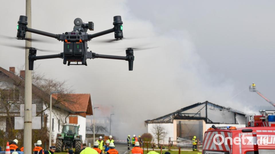 Beim Großbrand eines Schweinestalls in Hiltersdorf dürften sehr viele Schweine ums Leben gekommen sein, da die Tiere zunächst im Gebäude blieben. Bild: Petra Hartl