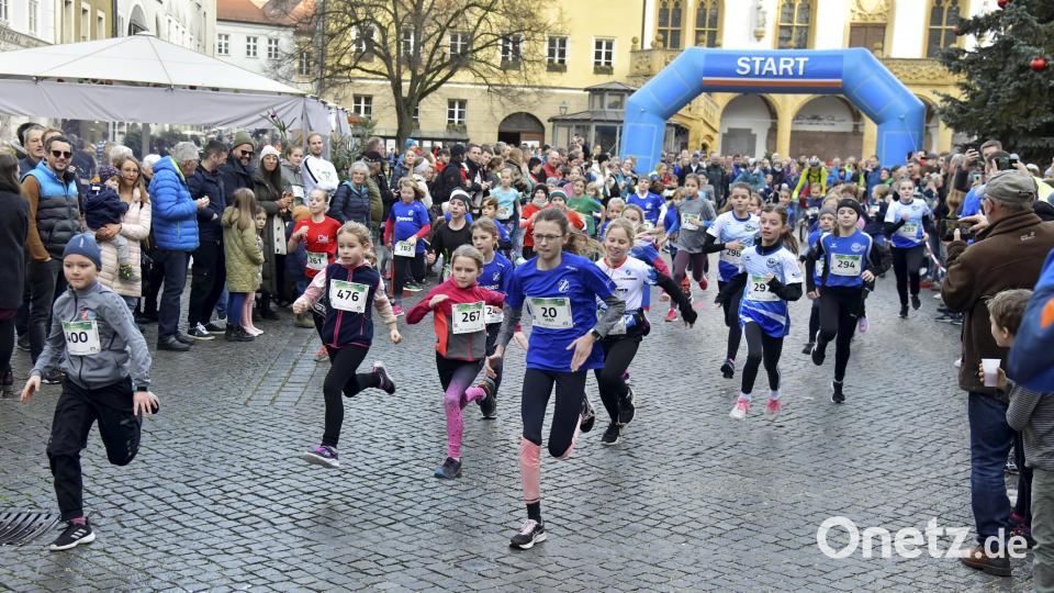 Start der Schüler über 1,1 KM beim Amberger Silvesterlauf. Bild: Hubert Ziegler
