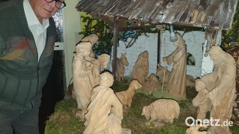 Bis zu 45 Zentimeter hoch sind die Figuren in der geschnitzten Krippe von Christof Daubner. Bild: Lowak