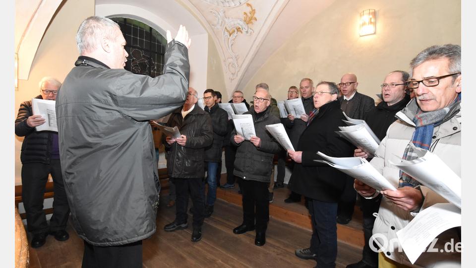 Dirigitiert von Clemens Lindner, zeigten die Mitglieder des Männergesangvereins Illschwang große musikalische Qualität Bild: no