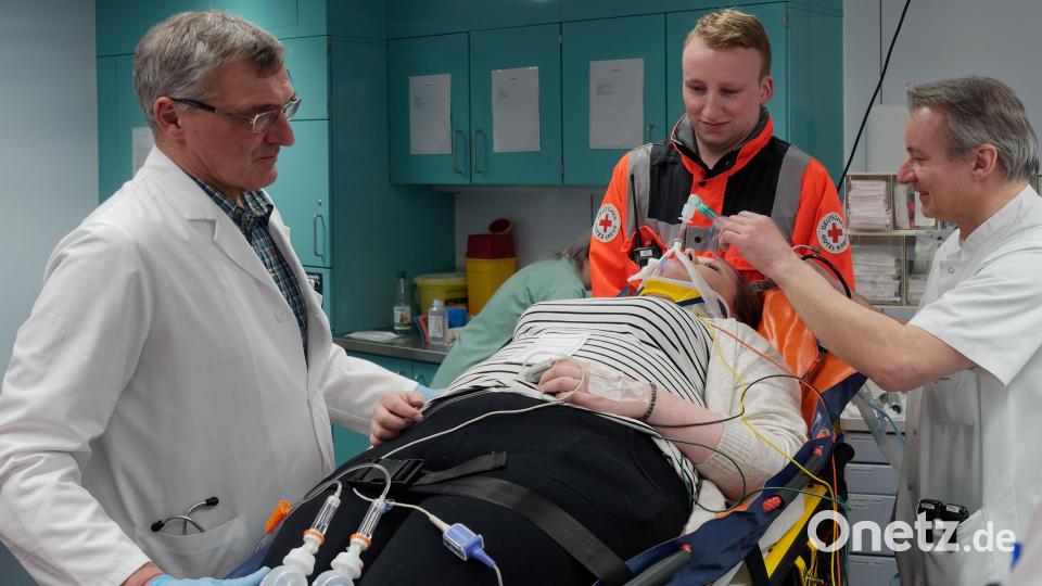 Die Frau hat sich beim Sturz von einer Walze mehrere lebensbedrohliche Verletzungen zugezogen. Der Fachmann spricht von einem Polytrauma erlitten. Bild: tr