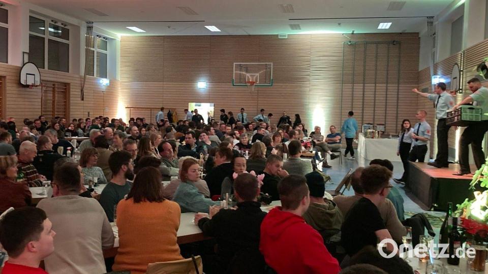 Das Publikum hat viel Spaß bei der kurzweiligen Veranstaltung. Bild: Feuerwehr Luhe/exb