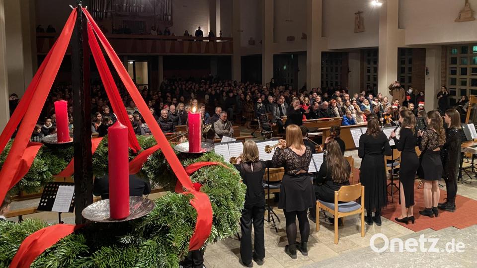 Chöre und Instrumentalgruppen wechselten sich mit einer Mischung aus klassischen und weihnachtlichen Musikstücken in der Programmfolge ab. Bild: aub