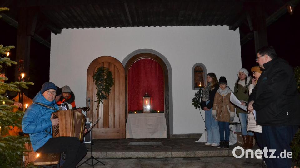 Das zweite und letzte Adventsfenster beziehunsgweise -tür wurde an der Kapelle der Ortschaft Rückersrieth, der Pfarrei Moosbach, geöffnet. Bild: gi